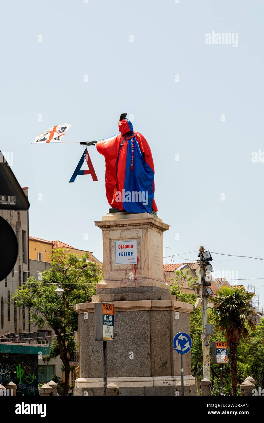 Foto scattata nella città di Cagliari, in Italia, con una vista della statua di Claudio felice adornata con i colori rosso e blu di Cagliari Cal Foto Stock