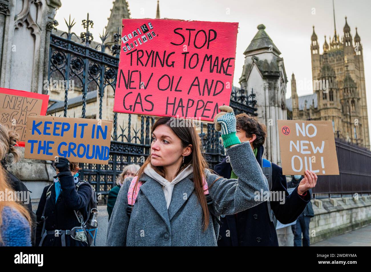 Londra, Regno Unito. 22 gennaio 2024. Nessun futuro nei combustibili fossili protesta in Piazza del Parlamento. L'Offshore Petroleum Licences Bill è in seconda lettura nella camera dei comuni. I manifestanti ritengono che le nuove licenze per l'estrazione di combustibili fossili siano incompatibili con l'impegno del Regno Unito di raggiungere lo zero netto entro il 2050 e la transizione "lontano dai combustibili fossili nei sistemi energetici" concordata al COP 28. Gruppi coinvolti: XRUK, Scientists for XR, Just Stop Oil, Fossil Free London. Crediti: Guy Bell/Alamy Live News Foto Stock