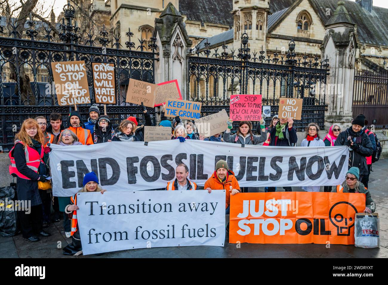 Londra, Regno Unito. 22 gennaio 2024. Nessun futuro nei combustibili fossili protesta in Piazza del Parlamento. L'Offshore Petroleum Licences Bill è in seconda lettura nella camera dei comuni. I manifestanti ritengono che le nuove licenze per l'estrazione di combustibili fossili siano incompatibili con l'impegno del Regno Unito di raggiungere lo zero netto entro il 2050 e la transizione "lontano dai combustibili fossili nei sistemi energetici" concordata al COP 28. Gruppi coinvolti: XRUK, Scientists for XR, Just Stop Oil, Fossil Free London. Crediti: Guy Bell/Alamy Live News Foto Stock
