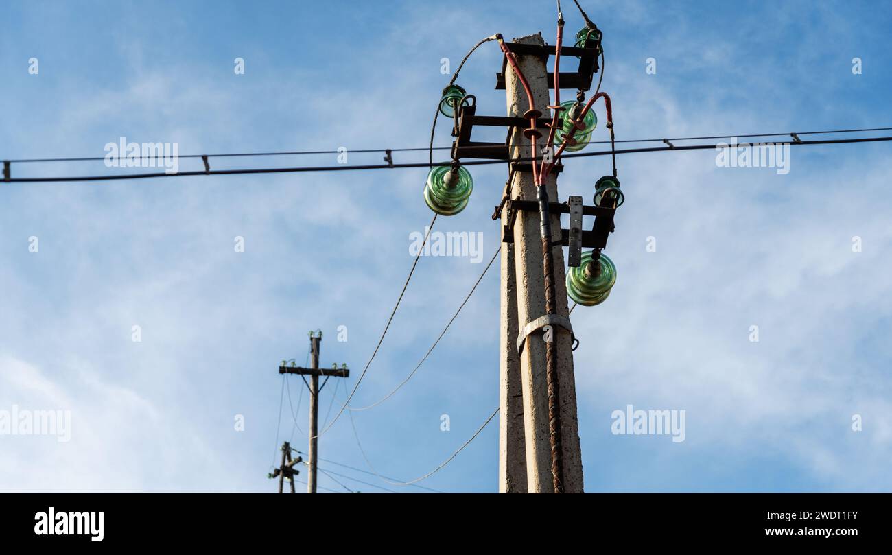 Torre ad alta tensione contro il cielo blu. Foto Stock