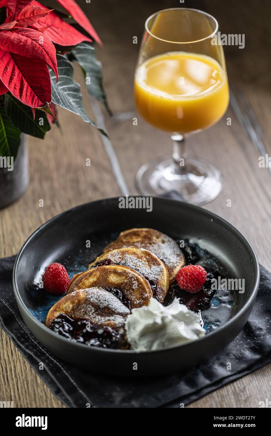 Pancake con marmellata di mirtilli e lamponi in un recipiente. Foto Stock