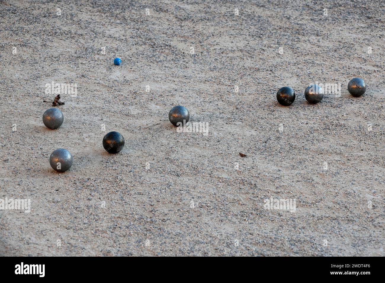 La Lavandou, Frankreich, 22.12.2023 Boulekugeln liegen in der Nähe der Zielkugel auf der Petanque Spielfläche am Quai Gabriel Péri in la Lavandou foto: Norbert Schmidt, Düsseldorf Foto Stock