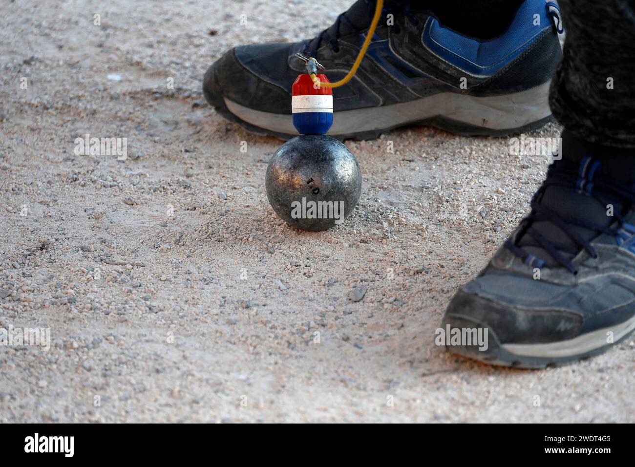 La Lavandou, Frankreich, 22.12.2023 Ein Spieler hebt eine Boulekugel mit Hilfe eines Magnet auf foto: Norbert Schmidt, Düsseldorf Foto Stock