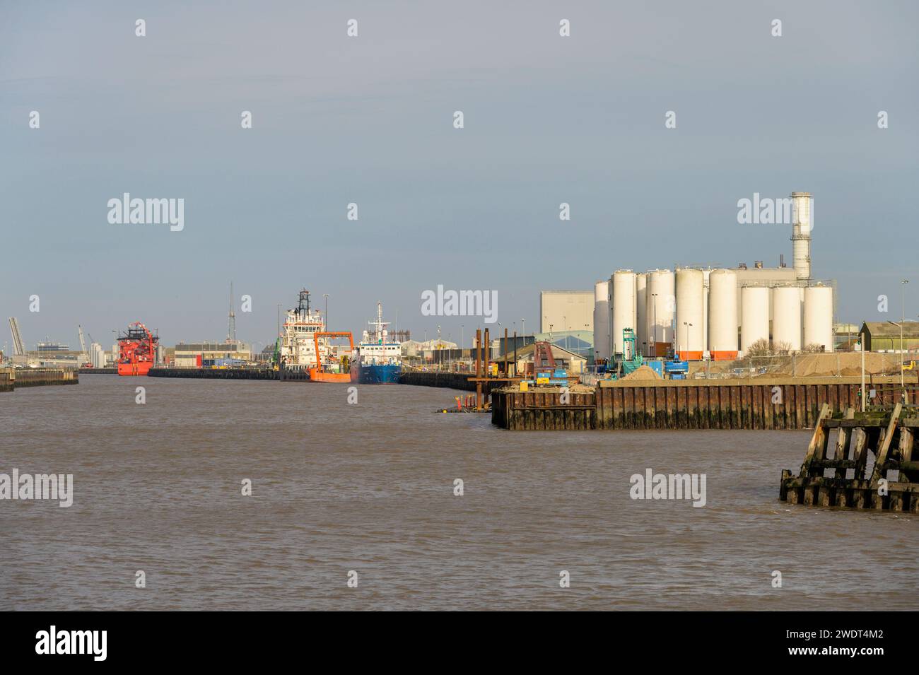 Gorleston-on-Sea, Norfolk, Regno Unito. Guardando il fiume Yare verso i porti di Peel a Great Yarmouth Foto Stock