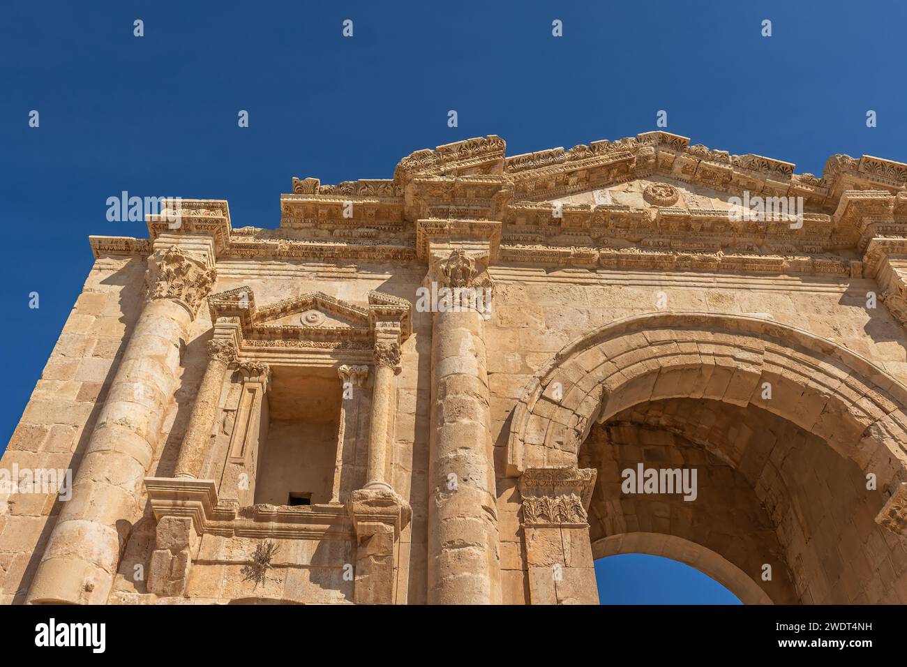 Vista dal basso dell'Arco di Adriano nel sito archeologico di Jerash. Jordan. Foto Stock
