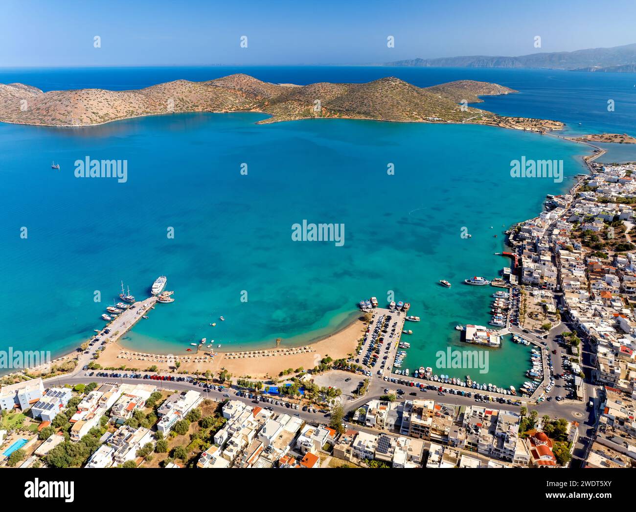 Vista aerea della popolare città turistica di fascia alta di Elounda, Creta, Isole greche, Grecia, Europa Foto Stock