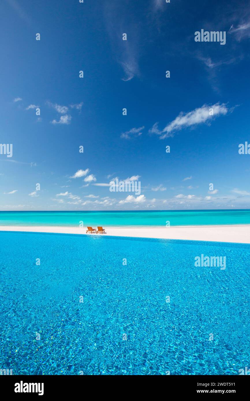 Sedie a sdraio e piscina a sfioro su una splendida laguna tropicale, le Maldive, l'Oceano Indiano e l'Asia Foto Stock