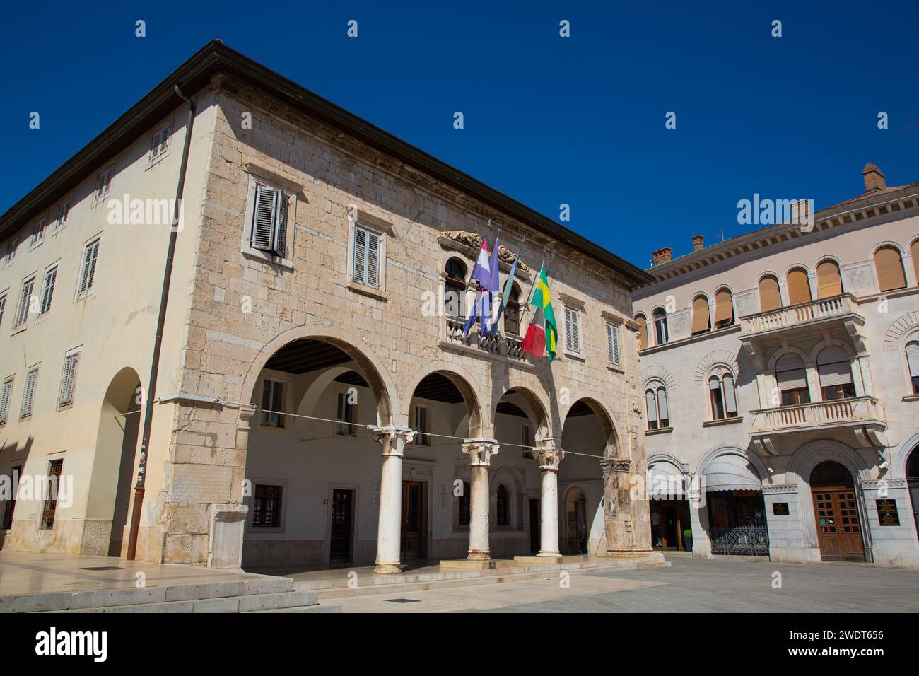 Edificio del Municipio (Palazzo Comunale), risalente al 1296, Piazza del foro, città Vecchia, Pola, Croazia, Europa Foto Stock