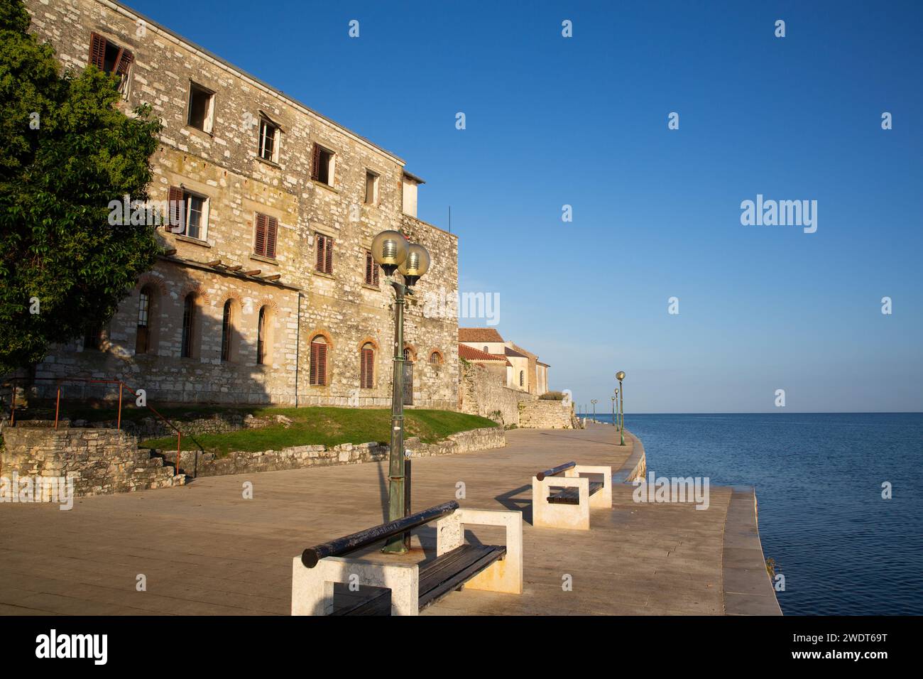 Passerella intorno al perimetro della città vecchia, Parenzo, Croazia, Europa Foto Stock