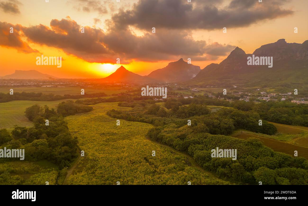 Vista del tramonto dorato dietro la Long Mountain e del mosaico di campi verdi, Mauritius, Oceano Indiano, Africa Foto Stock