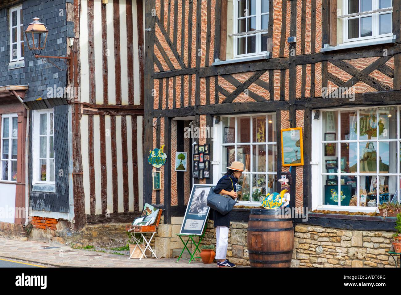 Shopping turistico nel villaggio normanno di Beuvron-en-Auge, Beuvron-en-Auge, Normandia, Francia, Europa Foto Stock