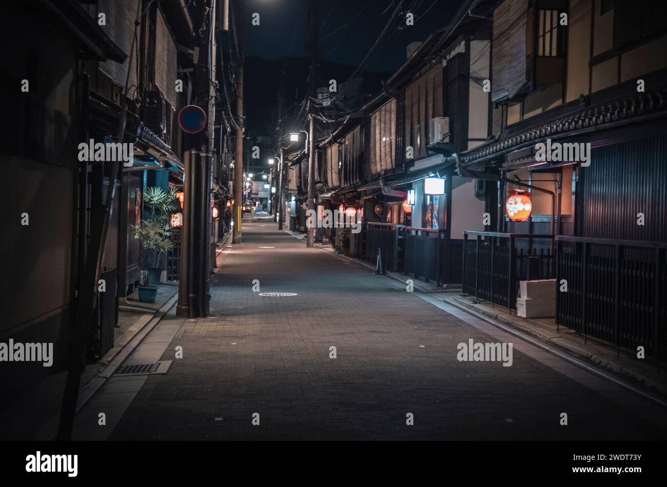 Strada nel quartiere geisha di Kyoto di Gion di notte, Kyoto, Honshu, Giappone, Asia Foto Stock