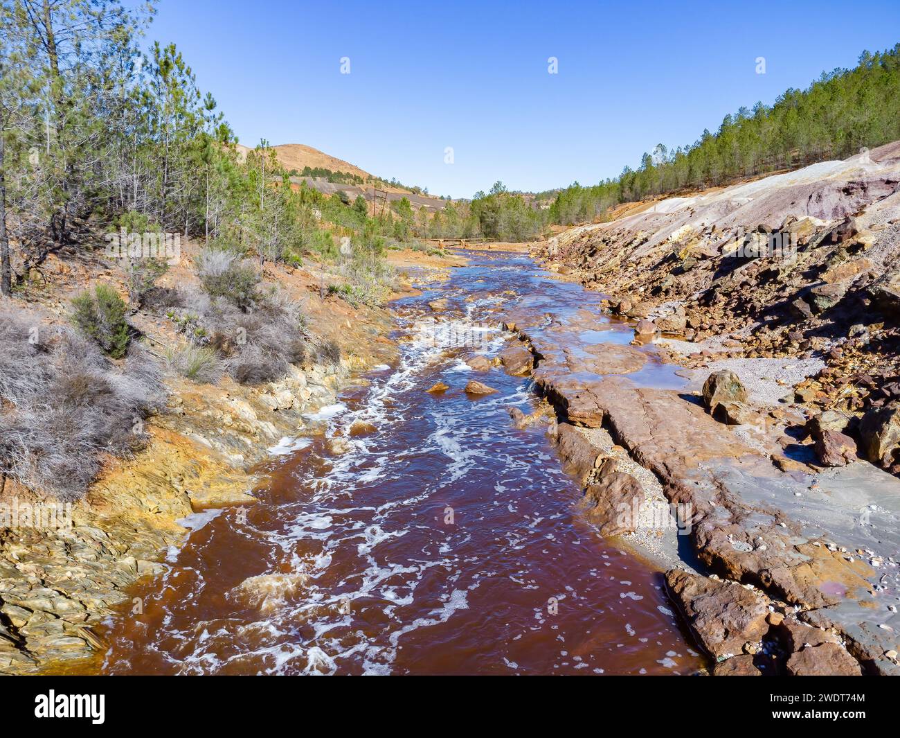Vista aerea del fiume Tinto nelle montagne Huelva. La colorazione rossa ha la sua origine negli agenti atmosferici dei minerali contenenti solfuri metallici pesanti Foto Stock