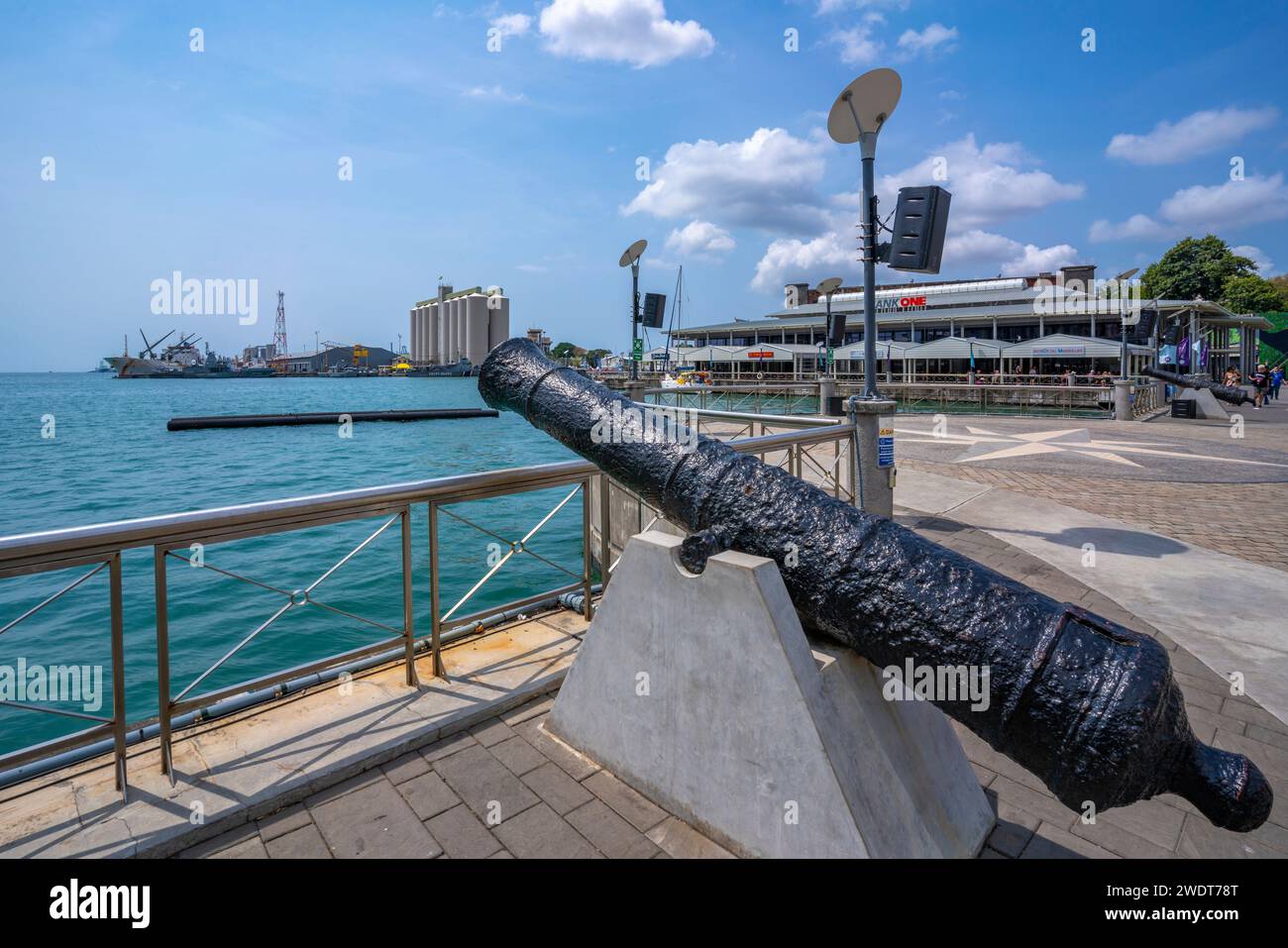 Vista del cannone e di Les Moulins de la Concorde sul lungomare di Caudan a Port Louis, Port Louis, Mauritius, Oceano Indiano, Africa Foto Stock