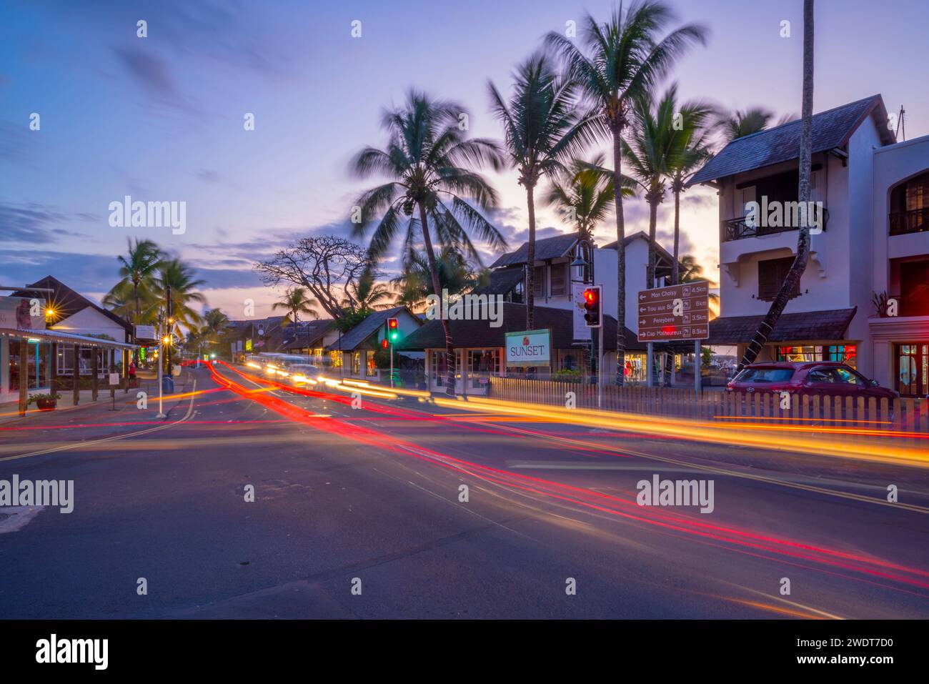 Vista delle palme e dei negozi boutique di Grand Bay al tramonto, Mauritius, Oceano Indiano, Africa Foto Stock