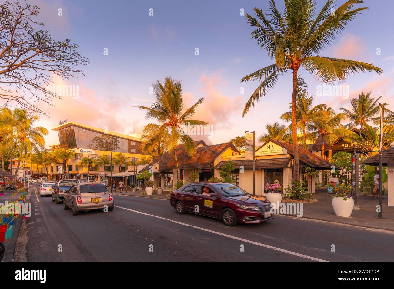 Vista delle palme e dei negozi boutique di Grand Bay al tramonto, Mauritius, Oceano Indiano, Africa Foto Stock
