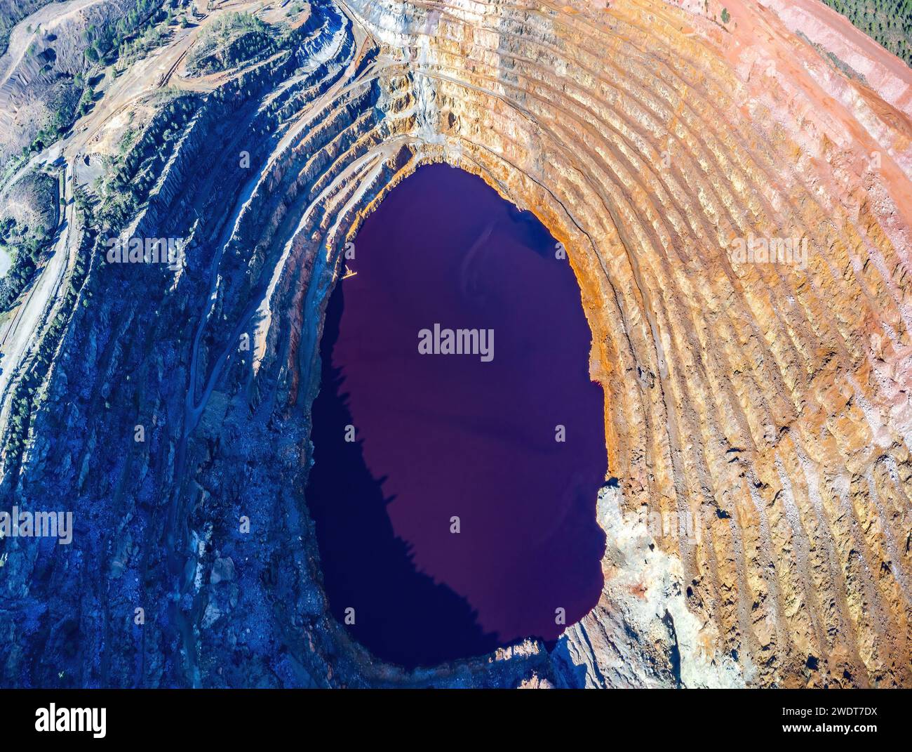 Vista aerea con droni di corta Atalaya con livelli minerari nella miniera a cielo aperto. Scavo profondo di pirite ed estrazione di minerali di rame e oro in min Foto Stock