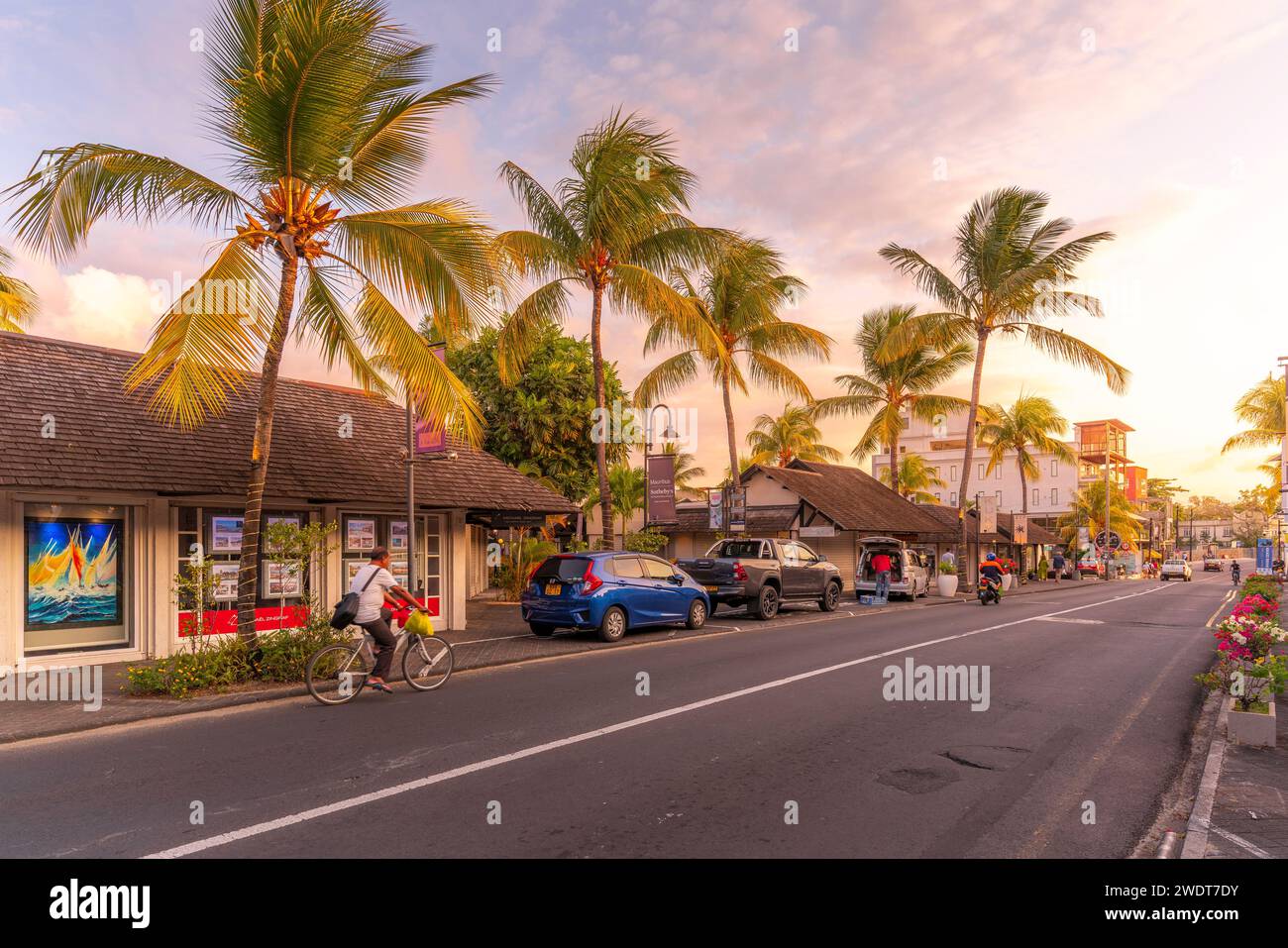 Vista delle palme e dei negozi boutique di Grand Bay al tramonto, Mauritius, Oceano Indiano, Africa Foto Stock