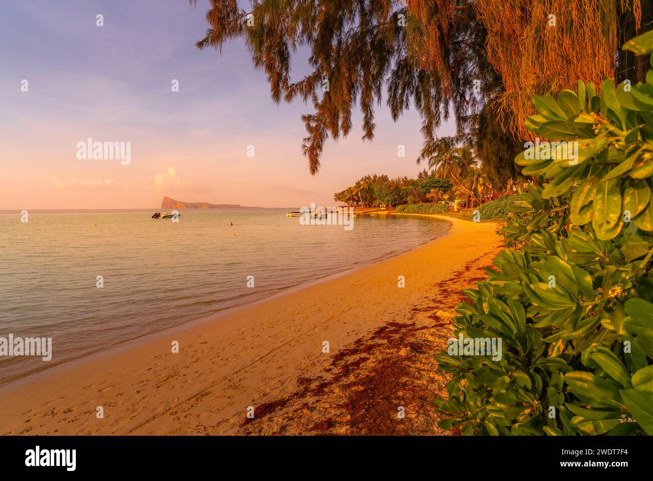 Vista della spiaggia e dell'Oceano Indiano al tramonto a Cap Malheureux, Mauritius, Oceano Indiano, Africa Foto Stock