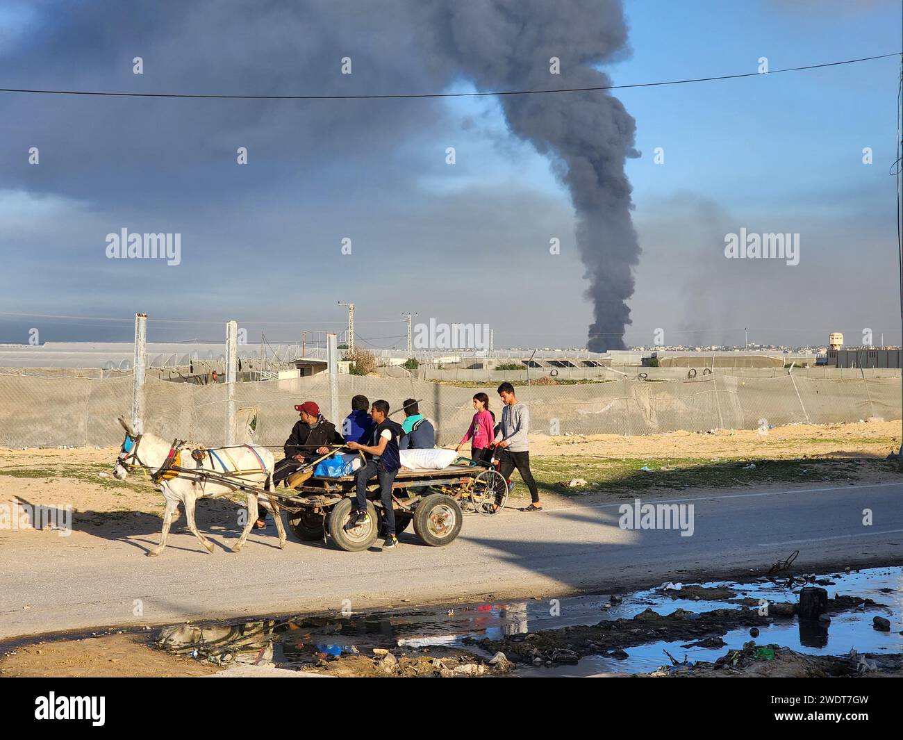 Gaza, Palestina. 21 gennaio 2024. Il fumo sale a seguito di un raid israeliano sulla città di Khan Yunis nella Striscia di Gaza meridionale, il 21 gennaio 2024. Foto di Ramez Habboub/ABACAPRESS.COM credito: Abaca Press/Alamy Live News Foto Stock