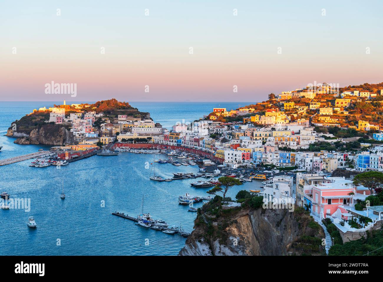 Città di pescatori tradizionale e colorata di Ponza vista dall'alto al tramonto, arcipelago pontino, provincia di Latina, mar Tirreno Foto Stock