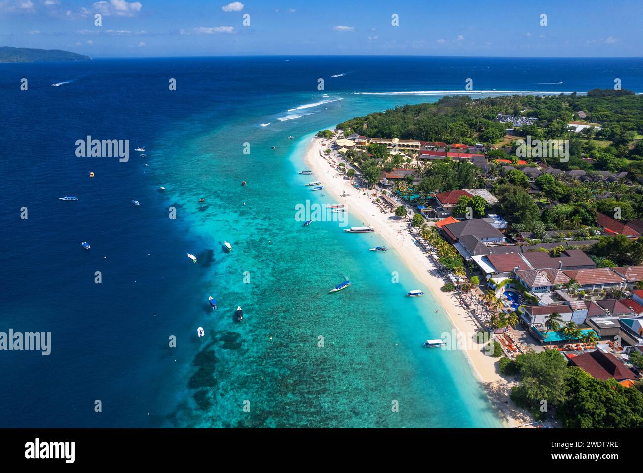 Vista aerea della spiaggia di Gili Trawangan con barche ancorate nell'oceano, Gili Trawangan, arcipelago delle Isole Gili, Lombok, Nusa Tenggara occidentale Foto Stock