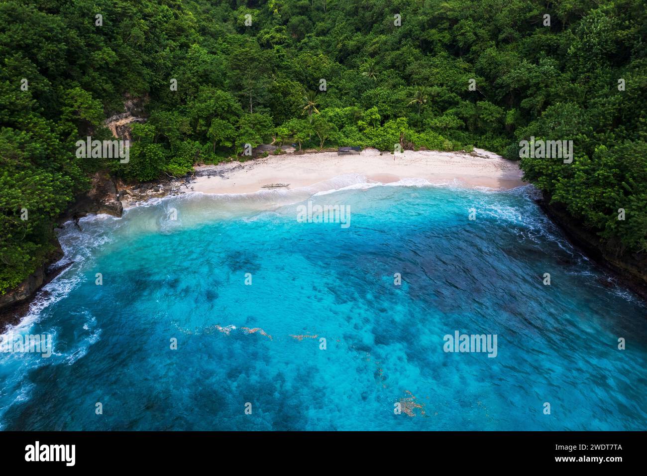 Spiaggia tropicale indonesiana dell'isola di Nusa Penida con acque turchesi e cristalline, tiro aereo, Crystal Bay, Nusa Penida, reggenza di Klungkung, Bali Foto Stock
