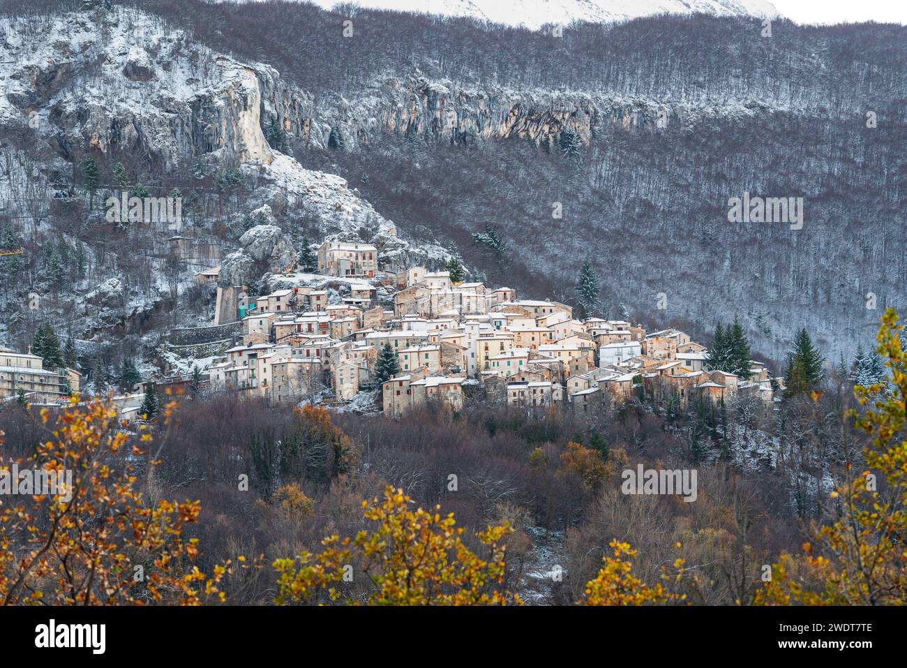 Tradizionale villaggio montano in pietra di Pietracamela con le prime nevicate, Parco Nazionale del Gran Sasso e Monti della Laga, Appennino Foto Stock