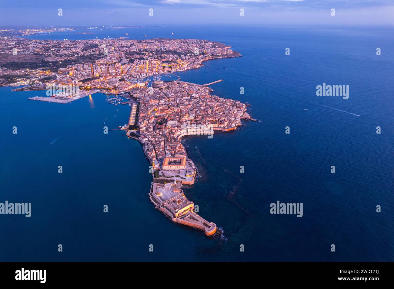 Foto aerea di Siracusa e della città vecchia sull'isola di Ortigia all'alba, patrimonio dell'umanità dell'UNESCO, provincia di Siracusa, mare di Ioaniano, Sicilia, Italia Foto Stock