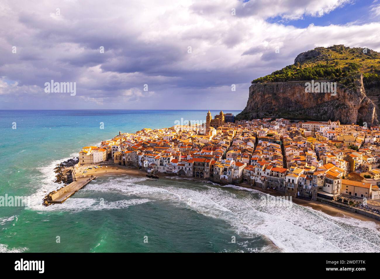 Vista aerea dell'antico villaggio bianco di Cefalù in una giornata nuvolosa, vista aerea, Cefalù, provincia di Palermo, mar Tirreno, Sicilia, Italia, Mediterraneo Foto Stock