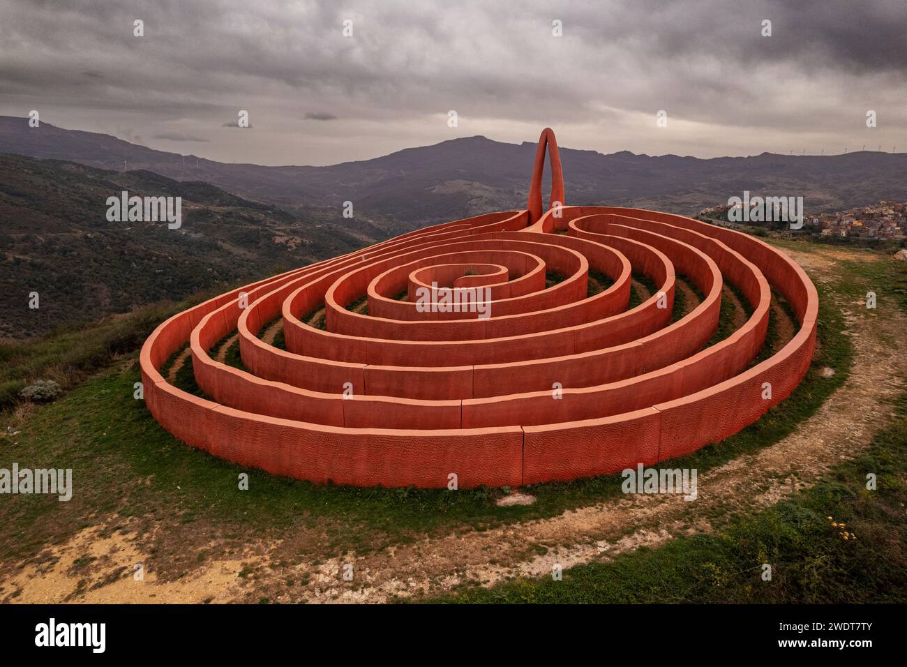 Labirinto di Arianna, installazione d'arte in cima a una collina nel comune di Castel del Lucio, ripresa aerea, Fiumara d'Arte, montagne dei Nebrodi Foto Stock