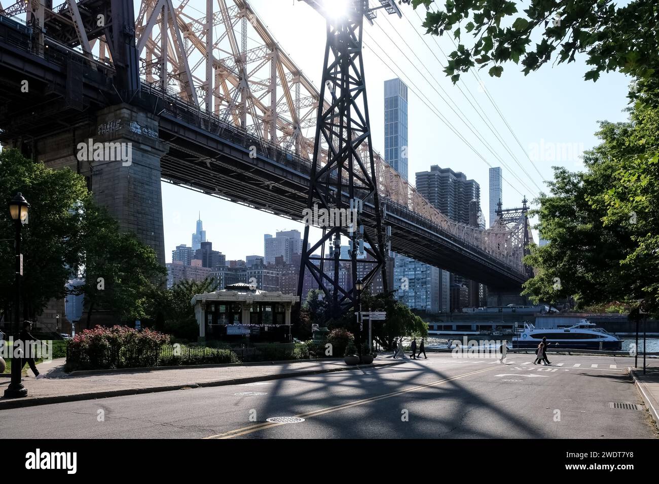 Vista del Queensboro Bridge, un ponte a sbalzo sull'East River che collega Long Island City nel Queens Foto Stock