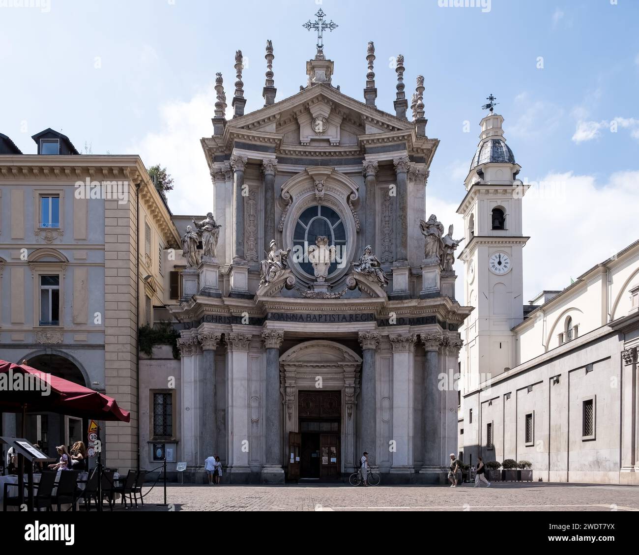 Vista di Santa Cristina, una chiesa cattolica in stile barocco che riflette la chiesa adiacente di San Carlo e si affaccia su Piazza San Carlo, Torino Foto Stock