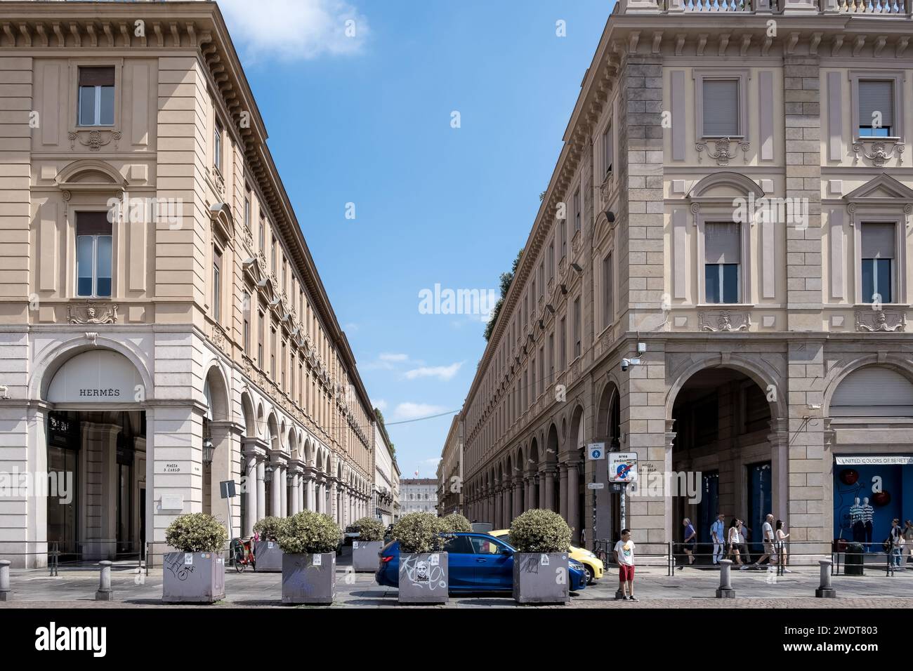 Vista di via Roma, un'iconica strada dello shopping con negozi di lusso, da Piazza San Carlo, una piazza rinomata per la sua architettura barocca, Torino Foto Stock