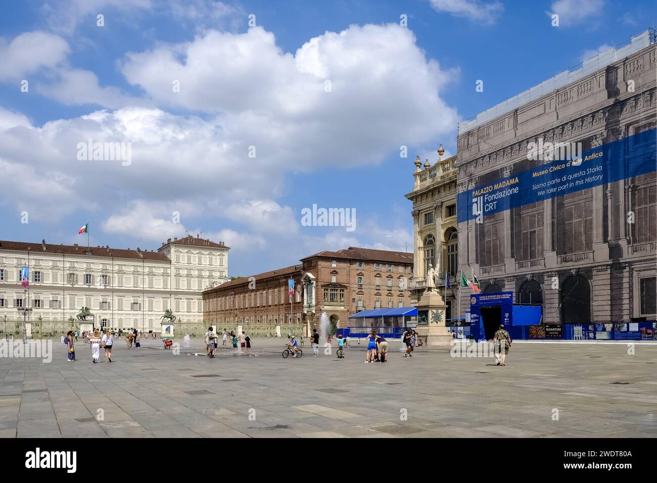 Architettura in Piazza Castello, un'importante piazza rettangolare della città, sede di diversi importanti complessi architettonici Foto Stock