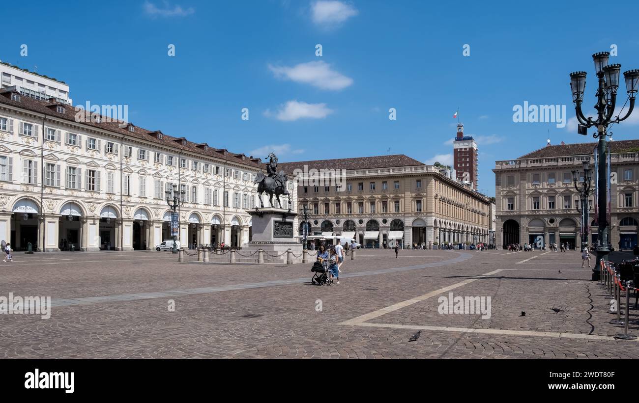 Vista di Piazza San Carlo, una piazza che espone l'architettura barocca e che ospita il monumento equestre del 1838 di Emanuele Filiberto Foto Stock