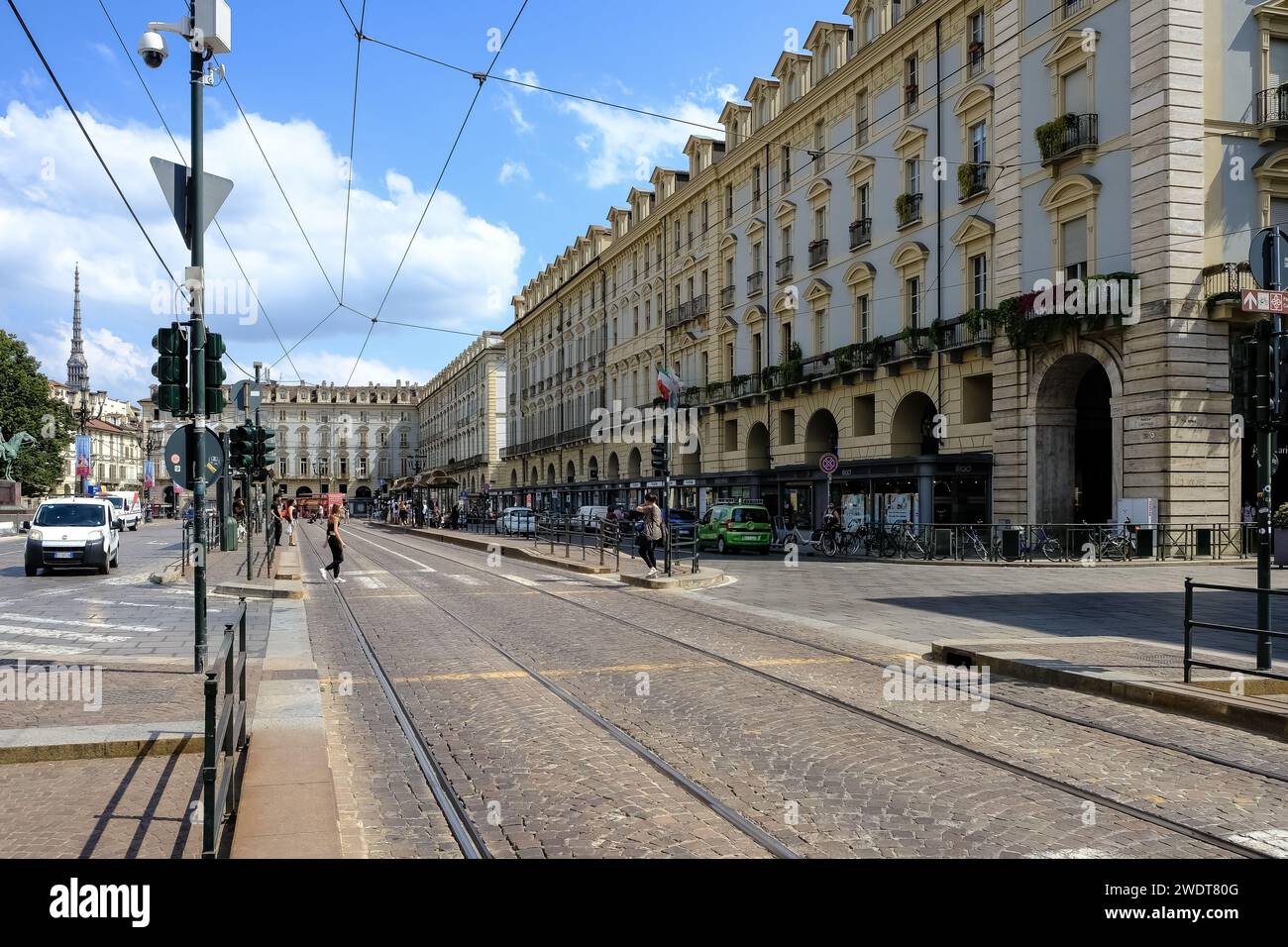 Vista delle strade che circondano Piazza Castello, un'importante piazza nel centro della città, che ospita numerosi monumenti storici della città Foto Stock