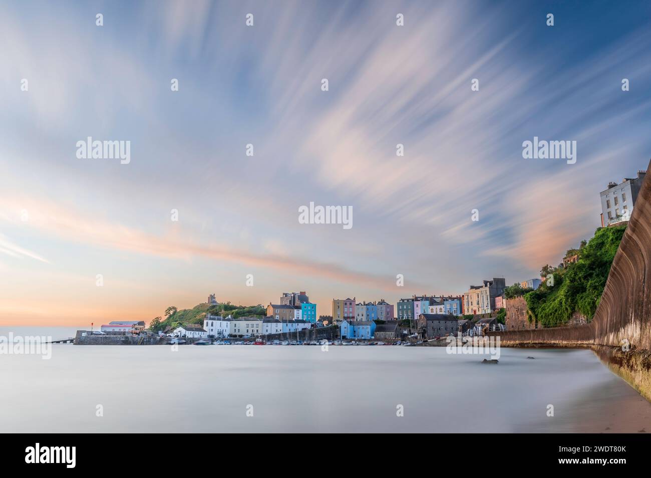 Alba sul porto di Tenby in una tranquilla mattinata d'estate, una destinazione turistica sulla costa meridionale del Galles, Tenby, Pembrokeshire, Galles, Regno Unito Foto Stock