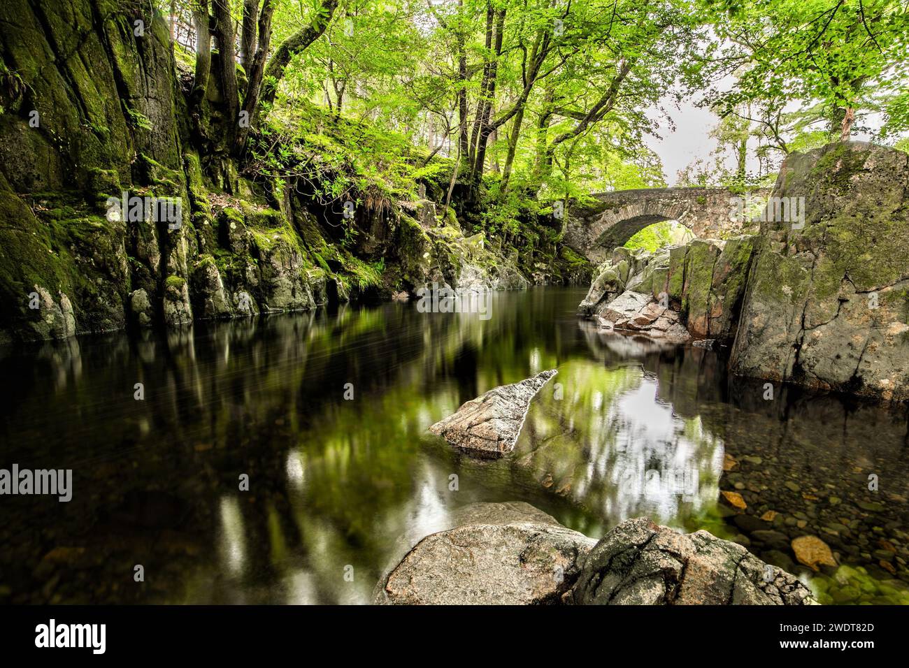 Giornata trascorsa nella valle di Eskdale con acque calme e fredde dal Ponte della Casa di Trough e dallo splendido fiume Esk Foto Stock