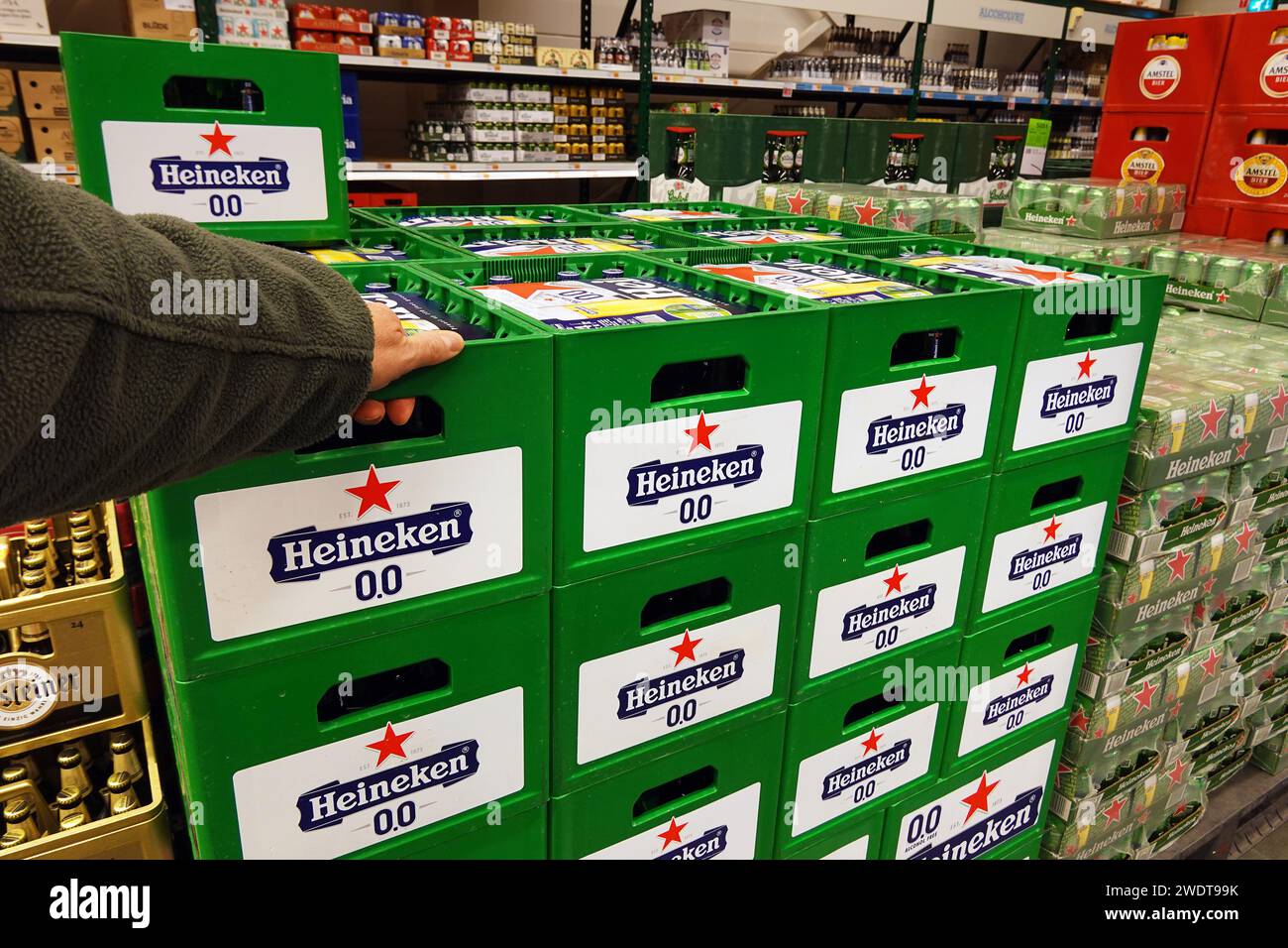 Heineken 0,0 casse di birra in un negozio Foto Stock