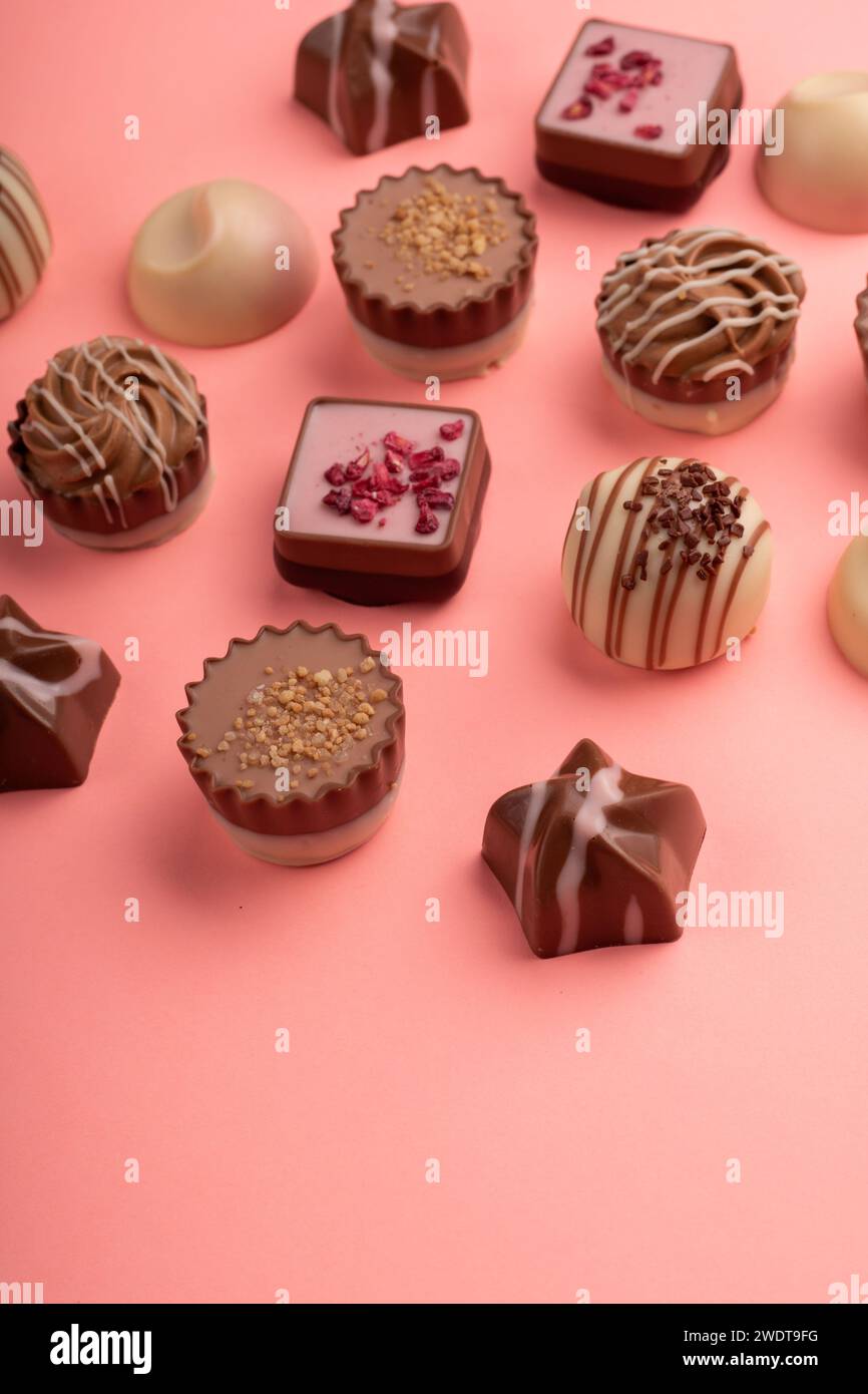 caramelle fotografiche, mangiare malsano, calorie, cioccolato, cibo, snack, buio, tartufo, dolce, zucchero, cacao, dessert, gustoso, dolciumi, lusso, assortimento, Foto Stock