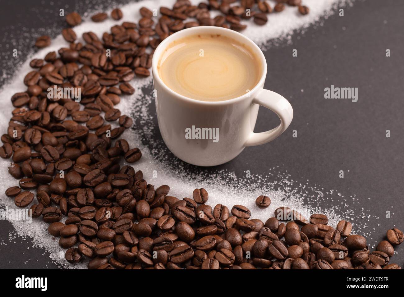 caffeina, chicchi di caffè, espresso, tazza, bevanda, bevande, zucchero, caffè, arrosto, sfondo, cibo, aroma, chicchi, caffè nero, fotografia, orizzontale, caldo Foto Stock