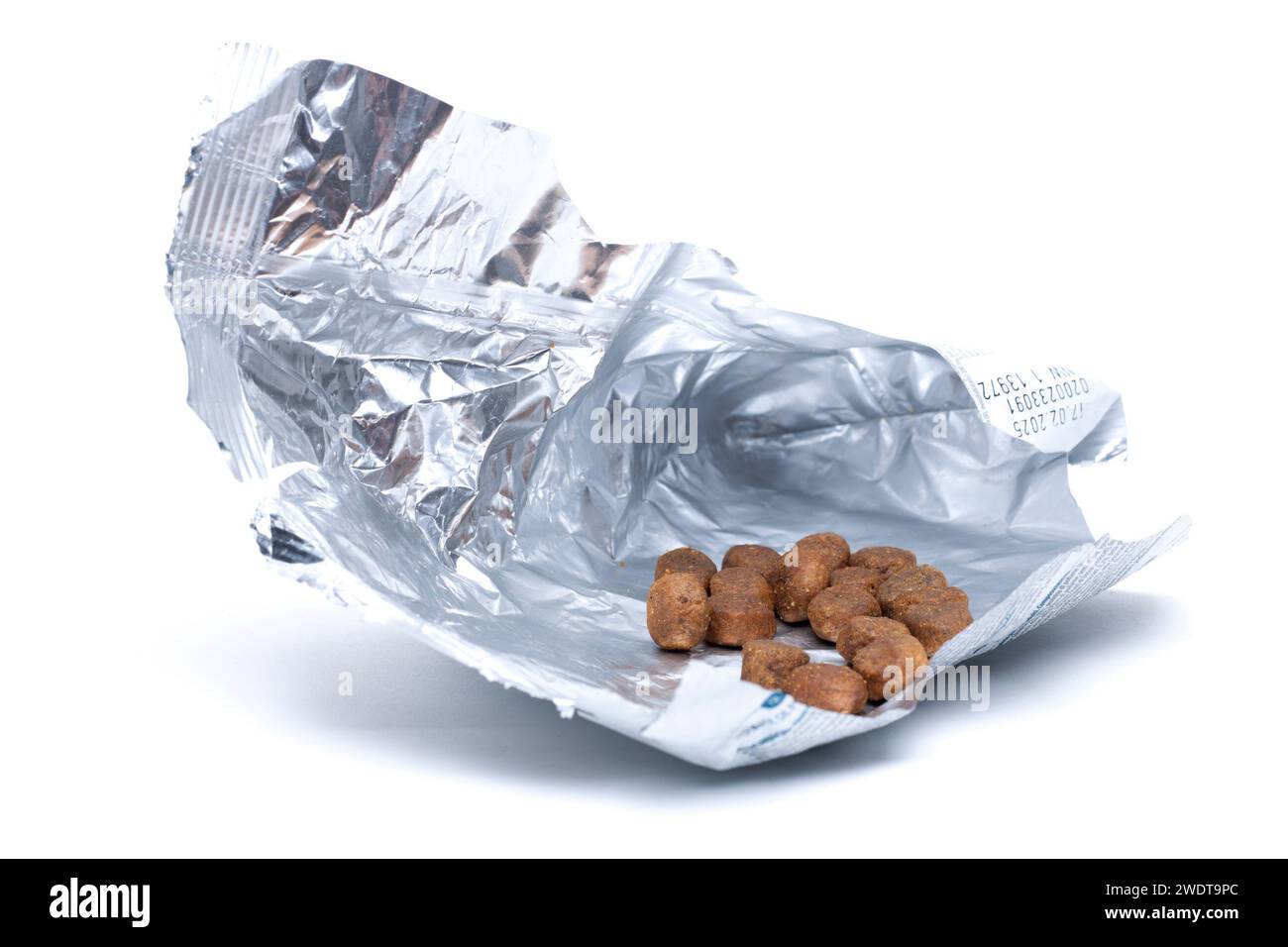 I dolcetti "Bag of Dog" aperti mostrano solo una quantità minima rimasta su sfondo bianco Foto Stock