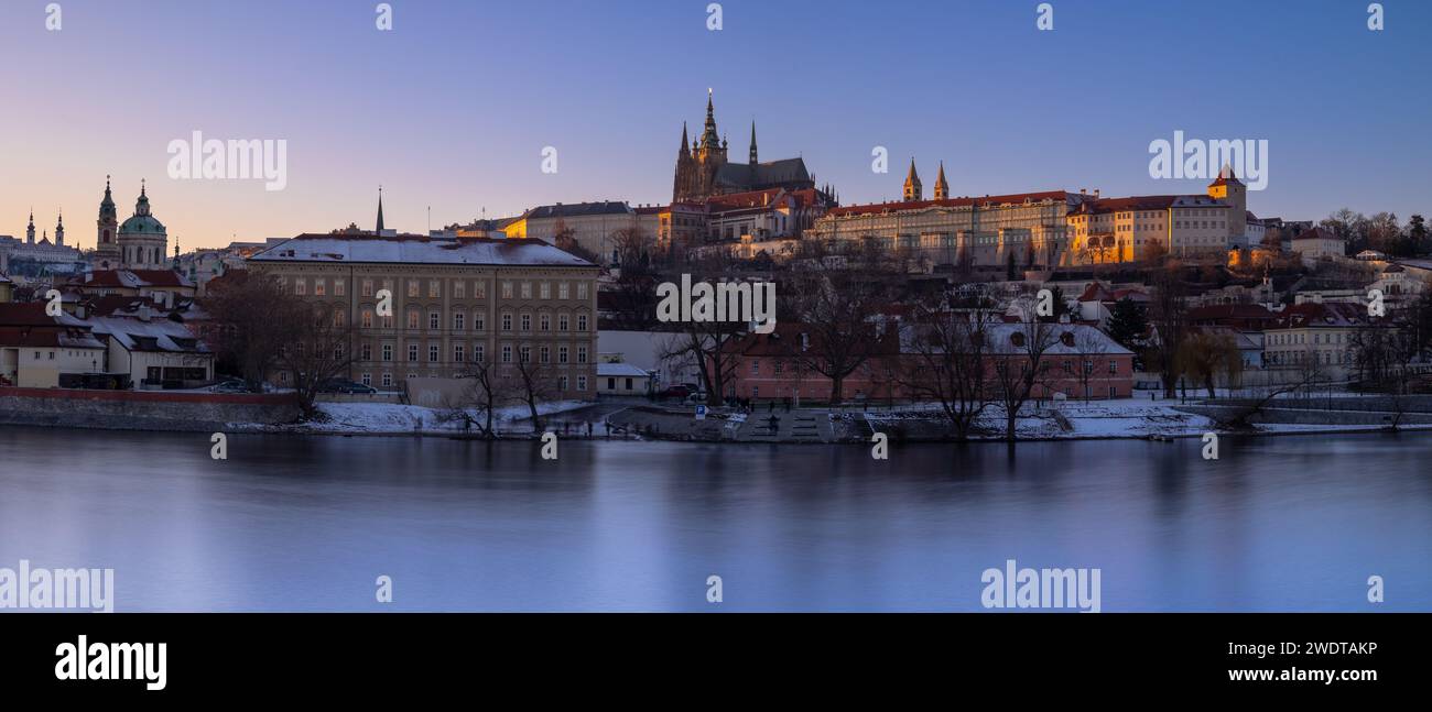 Panorama invernale del castello di Praga Foto Stock