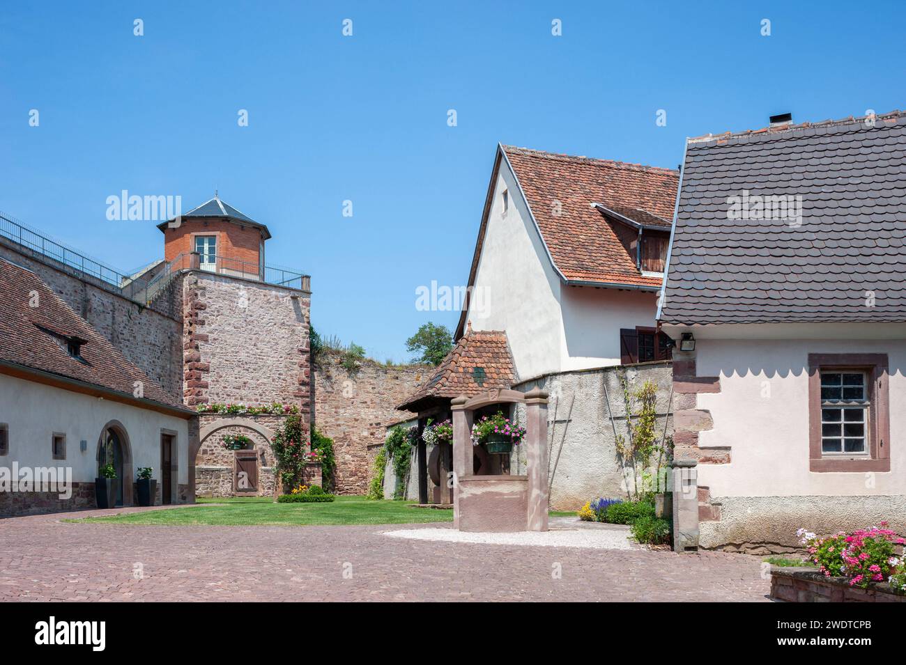 Storica stampa vinicola locale ed ex mura cittadine, Westhoffen, Alsazia, Francia, Europa Foto Stock