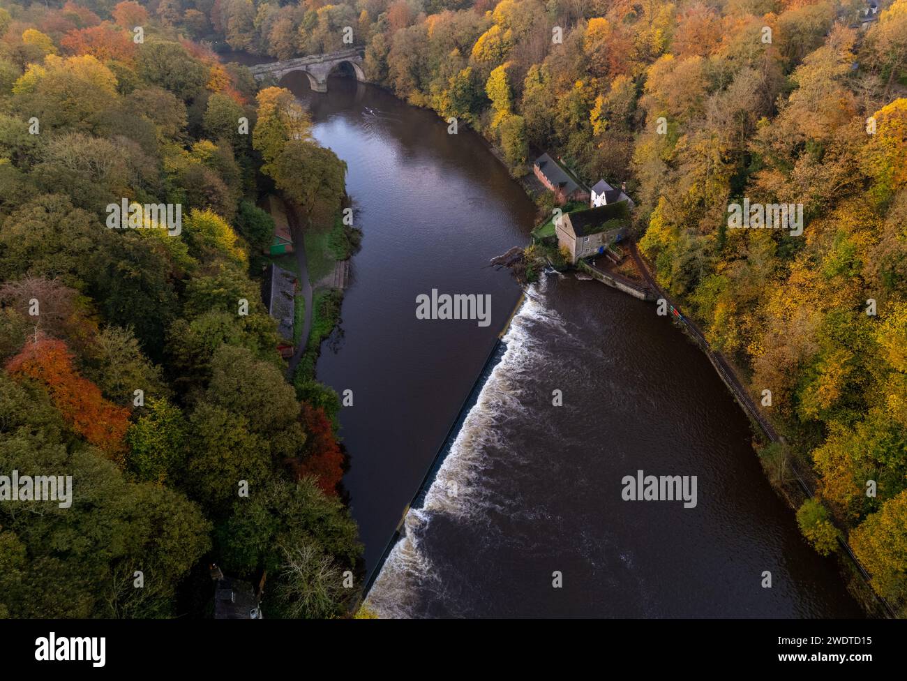 Foto Aerail di River Wear e Corn Mill circondati da alberi autunnali e girati da un drone Foto Stock