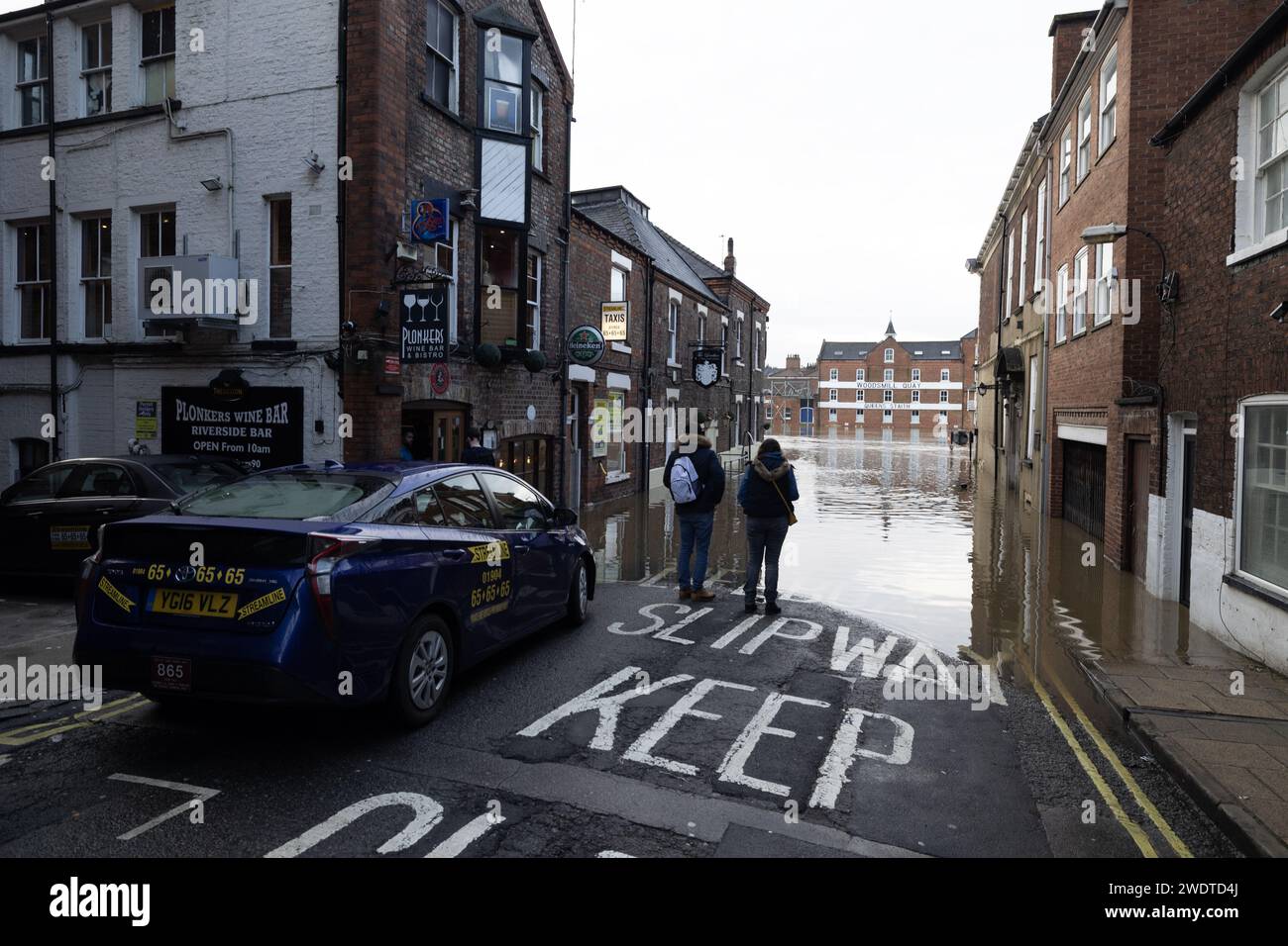 Inondazioni, York, Yorkshire, 2023, inondazioni in Gran Bretagna, città di York nello Yorkshire, vittime di inondazioni nel centro della città del fiume Ouse. Foto Stock