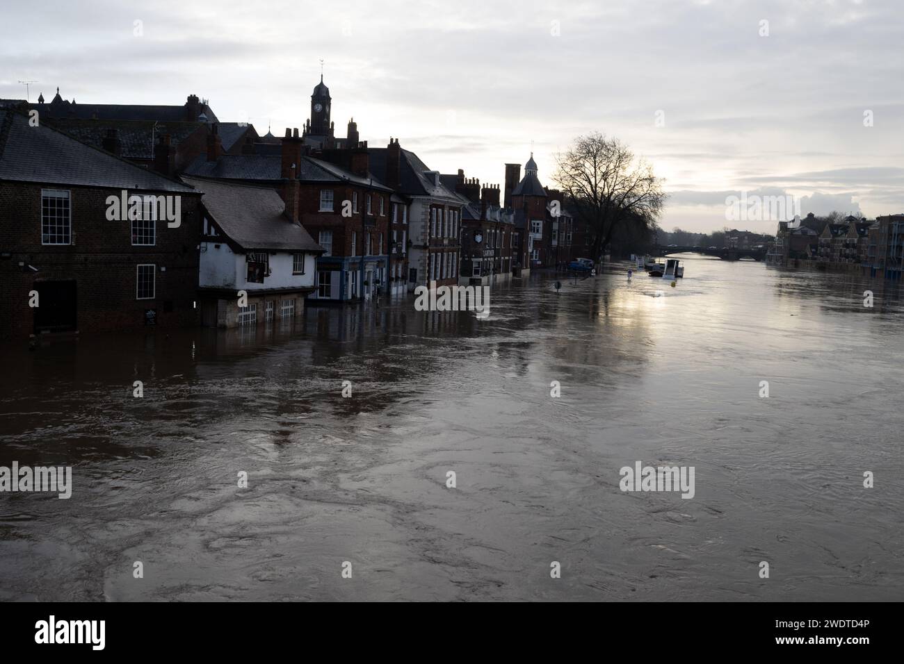 Inondazioni, York, Yorkshire, 2023, inondazioni in Gran Bretagna, città di York nello Yorkshire, vittime di inondazioni nel centro della città del fiume Ouse. Foto Stock