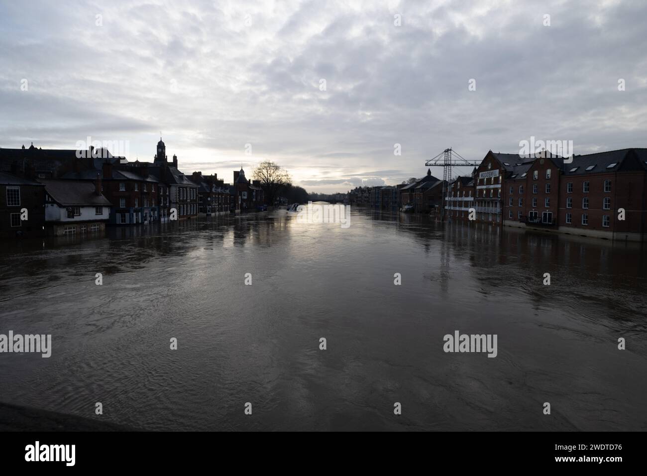 Inondazioni, York, Yorkshire, 2023, inondazioni in Gran Bretagna, città di York nello Yorkshire, vittime di inondazioni nel centro della città del fiume Ouse. Foto Stock