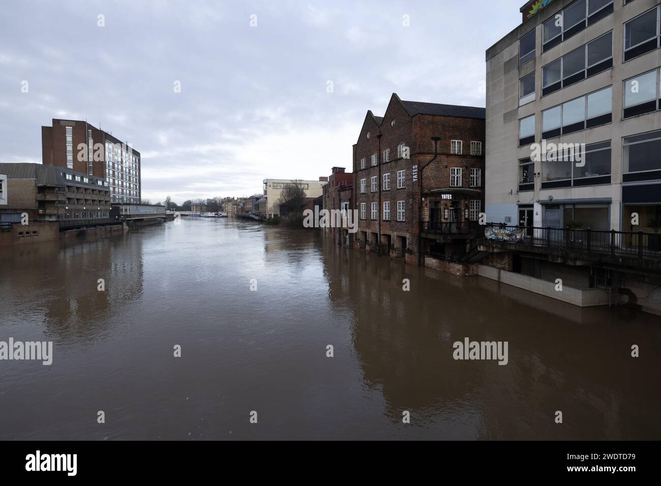 Inondazioni, York, Yorkshire, 2023, inondazioni in Gran Bretagna, città di York nello Yorkshire, vittime di inondazioni nel centro della città del fiume Ouse. Foto Stock